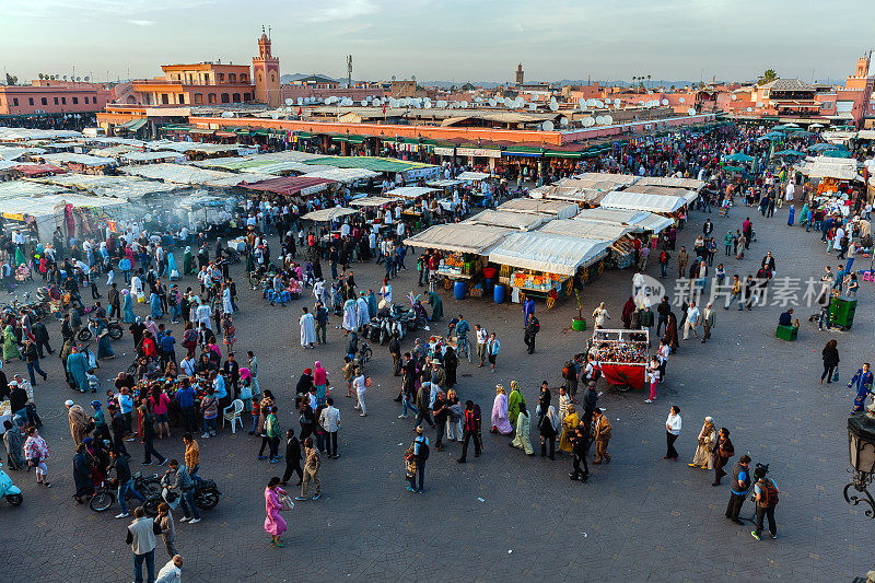 日落Djemaa El Fna广场与库图比亚清真寺，马拉喀什，摩洛哥